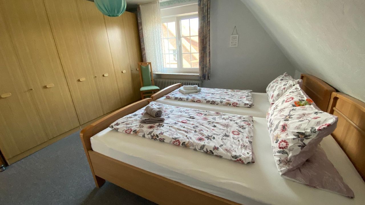 Schlafbereich. 2 Schlafzimmerer mit Doppelbett und Schrank Schlafbereich. 2 Schlafzimmerer mit Doppelbett und Schrank